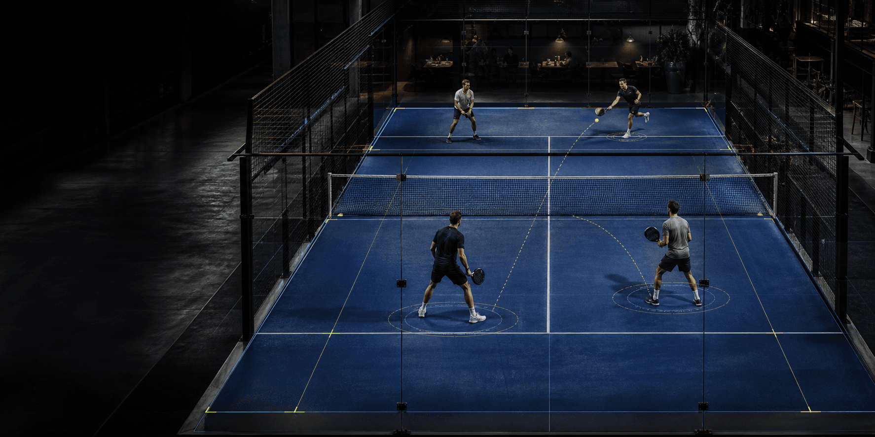 Padel-Court mit vier Spielern und dezenten Analysemarkierungen